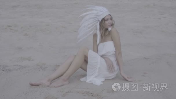 白羽印度帽子在海滩的女人视频