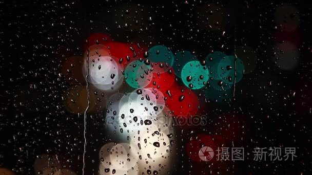 多彩的交通灯的玻璃窗上的雨点