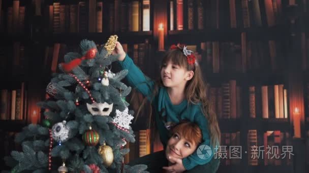 快乐家庭装扮圣诞树视频