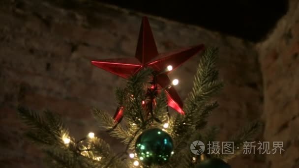 顶级绿色圣诞树上的大红色明星视频