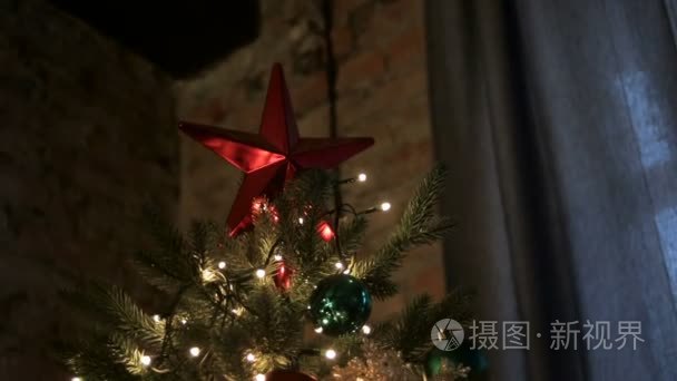 顶级绿色圣诞树上的大红色明星视频