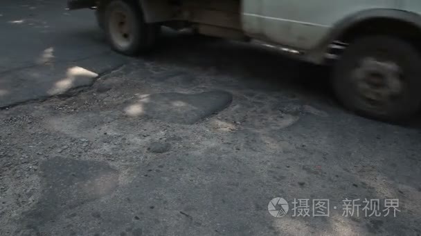 坑洼的道路上视频