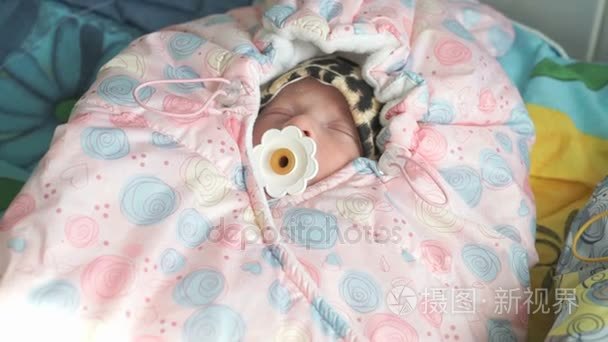 刚出生的婴儿的女孩躺在医疗沙发上。关闭