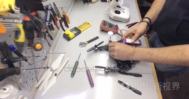 维修维修 连接电池和测试电源，指示灯，螺丝刀，工具，螺旋桨