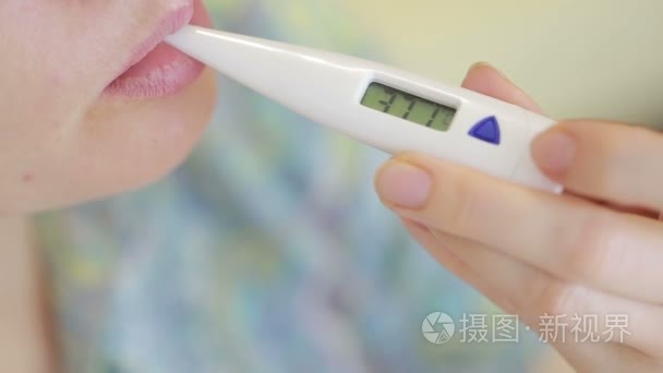 病病女人嘴里的数字温度计视频