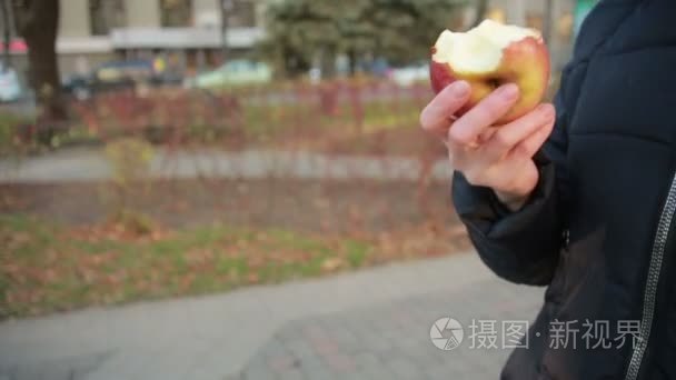 女孩在大街上吃水果视频