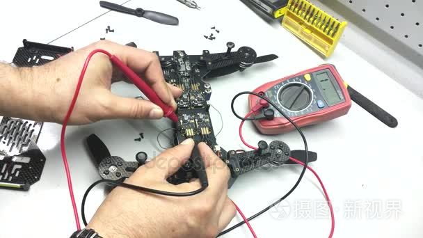 维修维修无人机，控制连接，检查用万用表、 螺丝刀、 工具、 螺旋桨