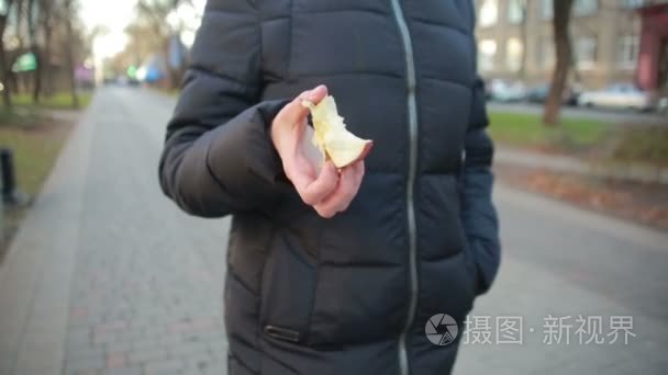 女孩在大街上吃水果视频