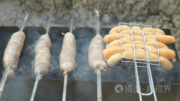 烹饪的烤香肠串上煤视频