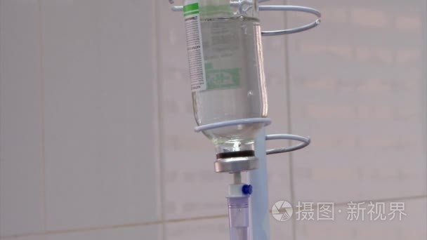 在背景灯医院外科医用点滴视频