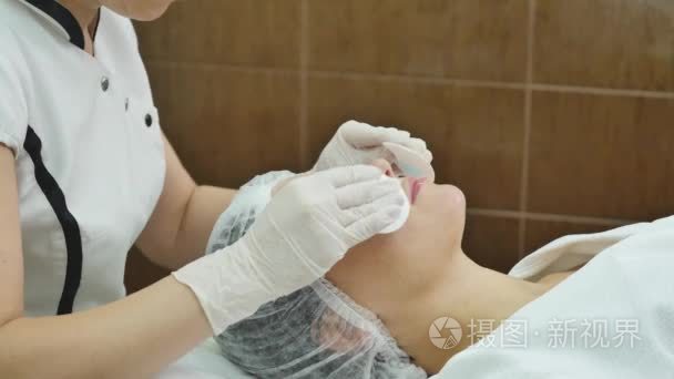 美容师适用于女孩皮肤的面膜视频