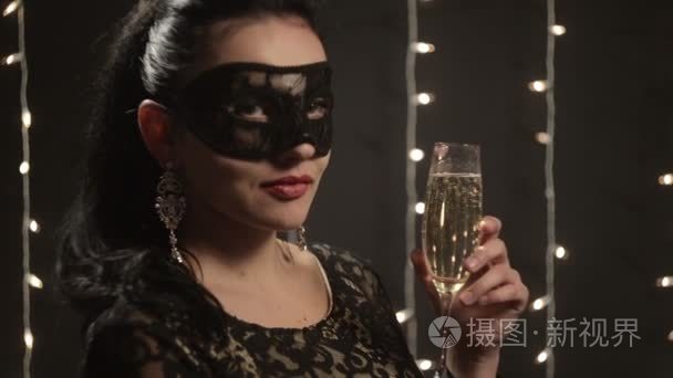 性感的女人喝香槟的威尼斯面具视频