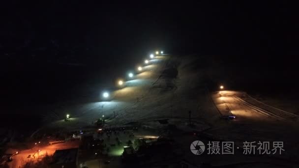 夜间飞行对边坡滑雪胜地视频