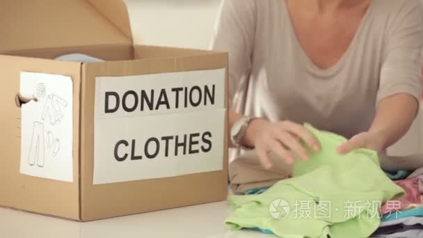 女人服饰包装为慈善事业捐出视频
