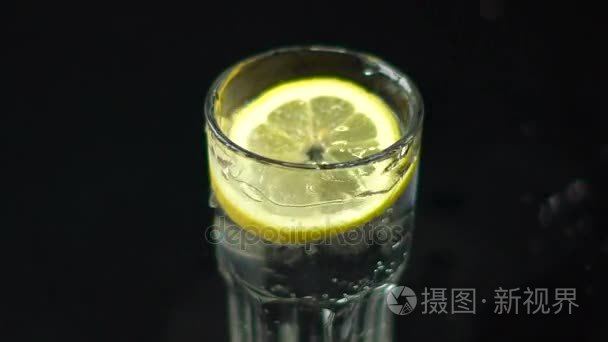 片柠檬滴眼液在一杯水视频