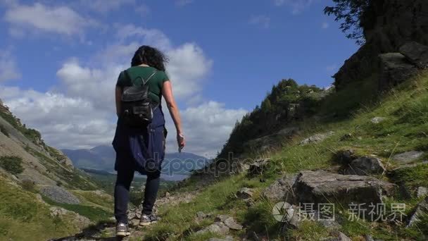 女人在西湖区徒步旅行视频