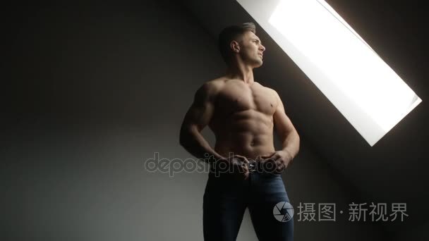 男人脱下他的裤子皮带，男人扣皮带的裤子