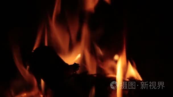 壁炉里的火的火焰视频