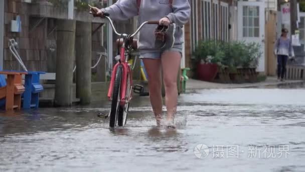 自行车在洪水中的女人视频