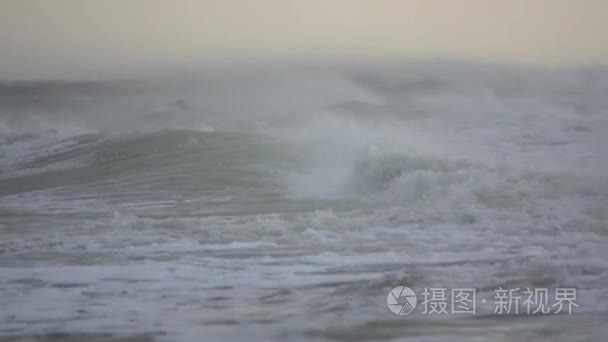汹涌的浪花崩溃在海岸附近视频
