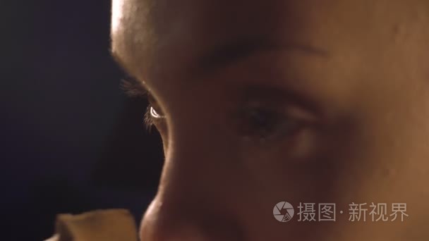 年轻女孩使用化妆海绵涉及脸上的遮瑕膏视频