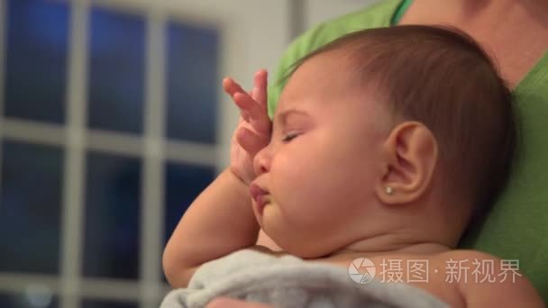 婴儿是累揉她眼睛睡前视频