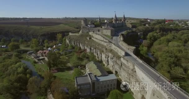 航空相机苍蝇侧身过去卡米亚 Podilsk 城堡视频