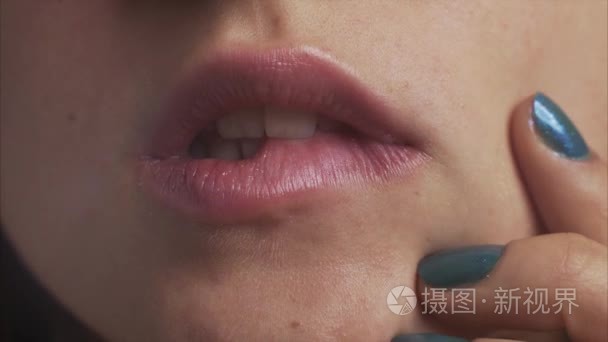 与相机女性嘴唇视频