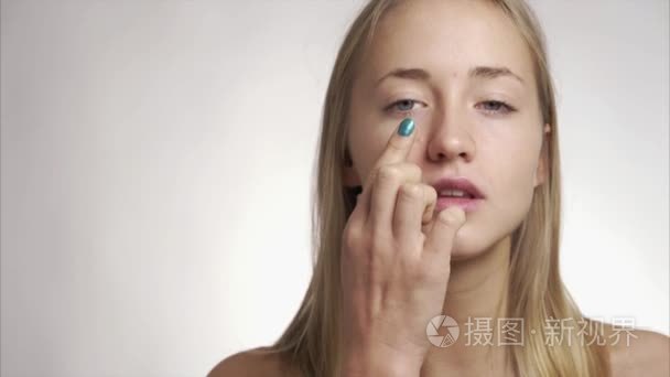 女孩脸上使用护理皮肤产品视频