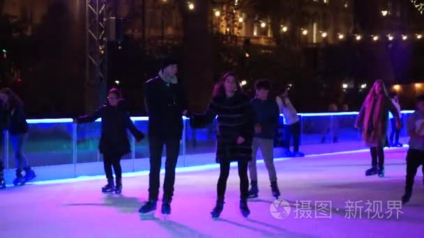 国立历史博物馆溜冰场的夜景视频