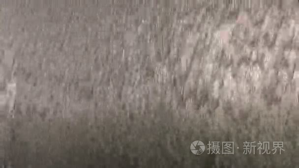 现代钢喷泉水溅在市视频