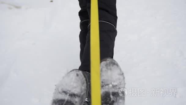 一个孩子拉扯脐带雪橇在雪道上视频