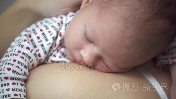 刚出生的婴儿睡觉特写肩视频