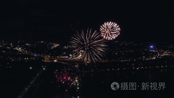 夜间空中射击的烟花