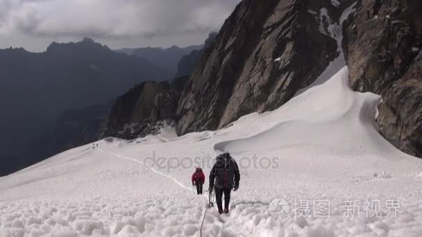 登山征服了顶峰视频