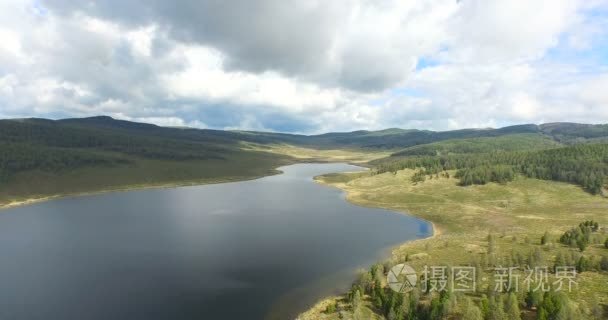 与湖在阿尔泰山风景视频