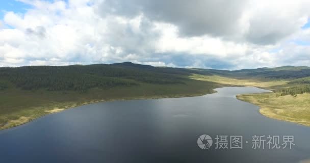 与湖在阿尔泰山风景视频