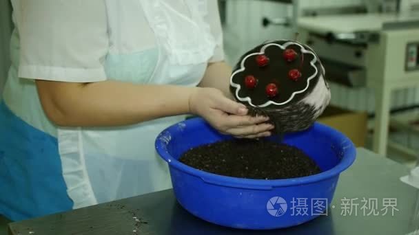 糕点师傅装饰蛋糕巧克力芯片视频