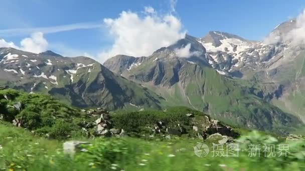 行驶在路上大格洛克纳山高高山在奥地利的汽车