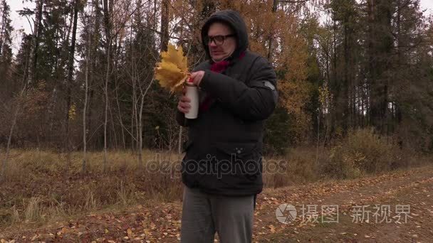 热身与杯茶的温馨的男人视频