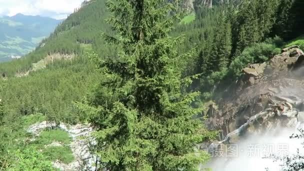 在里面，在奥地利萨尔茨堡州的 Krimml 瀑布。欧洲的阿尔卑斯山风景的森林视频