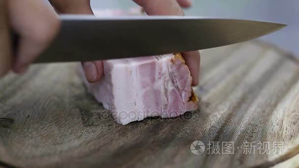 厨师在木板上切火腿视频