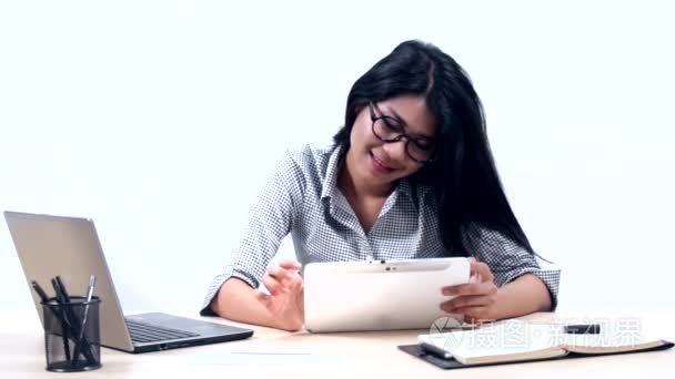女商人使用数字平板电脑