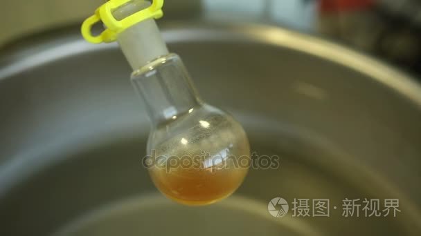 奥洛穆茨，捷克共和国，2015 年 10 月 20 日 旋转烧瓶，液体有机化工容器测试管