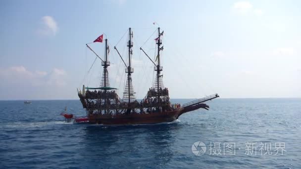 古代的海盗船在海上航行短视频