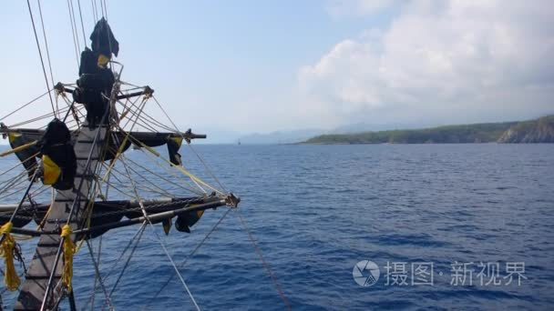 古代的海盗船在海上航行视频