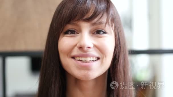 1080p- 00:07美容师在病人脸颊上伸展皮肤视频1080p- 00:22人脸的雕塑