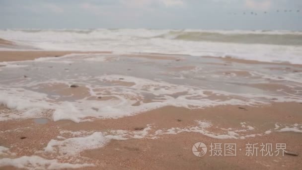 一场暴雨在海岸大浪视频