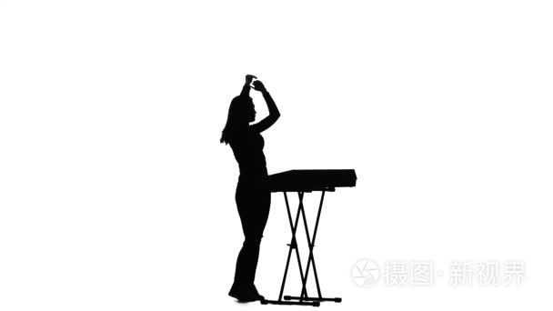 弹钢琴的女人 dj。在白色背景上的剪影