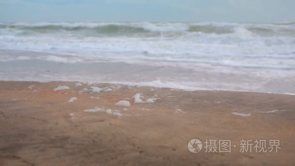 一场暴雨在海岸大浪视频